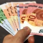 Eurové bankovky v ruke - vrátenie daní zo zahraničia
