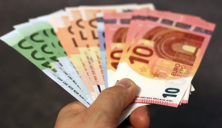Eurové bankovky v ruke - vrátenie daní zo zahraničia